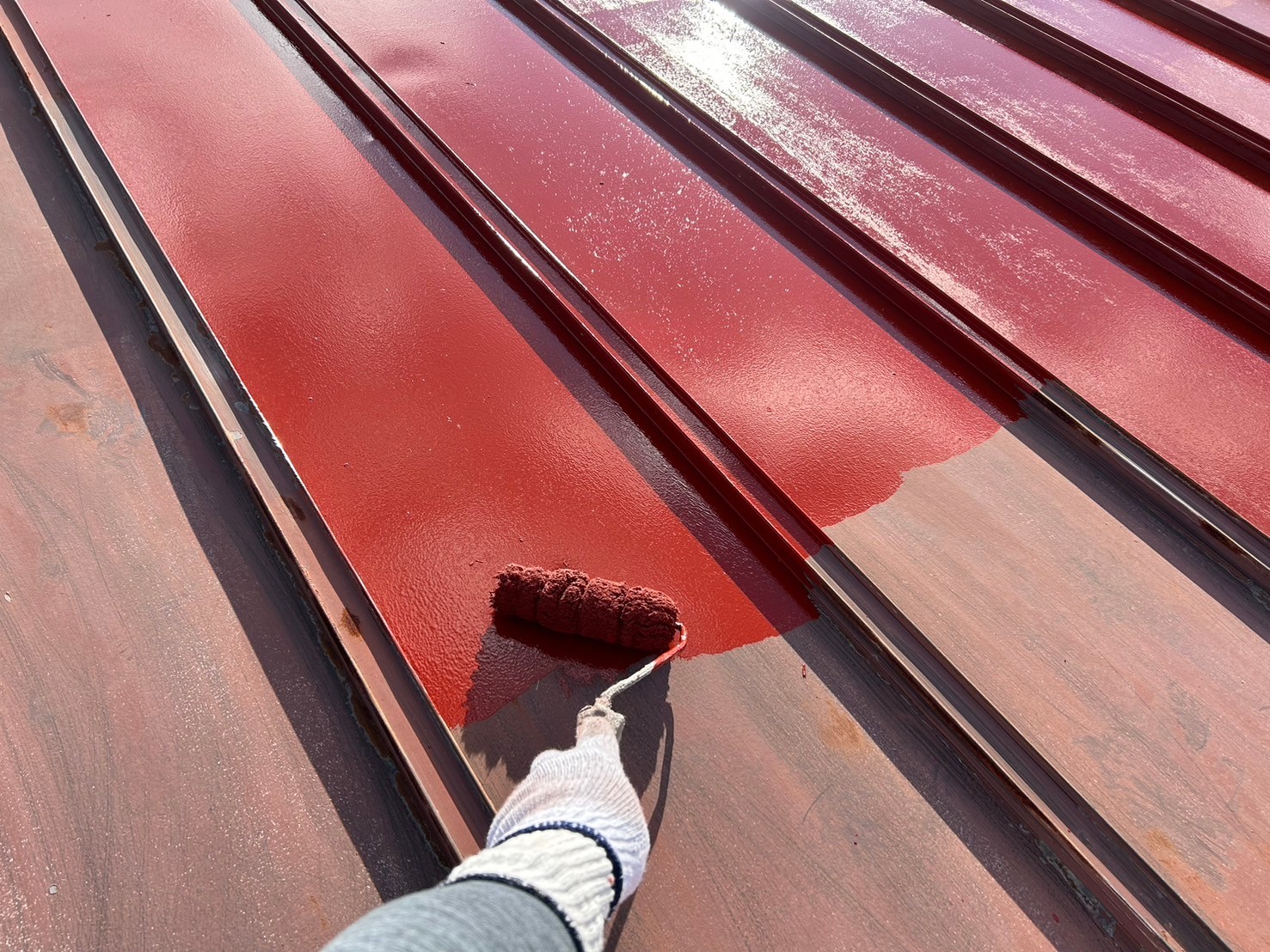 ケレン作業後に下塗り(サビ止め)を行いました。