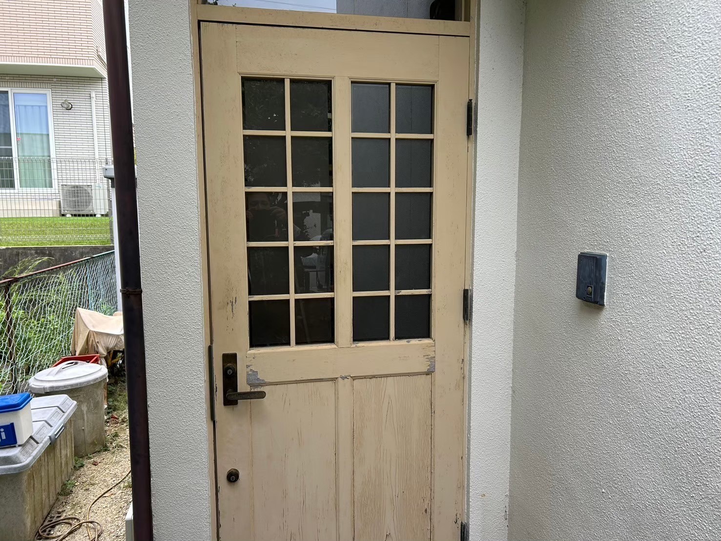 施工前の玄関扉様子です。