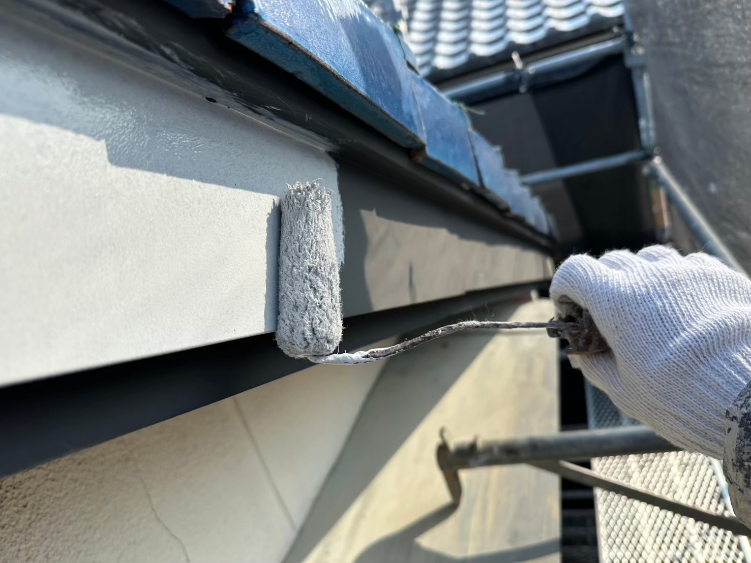 【破風板金】ケレン作業後に下塗り(サビ止め)を行いました。