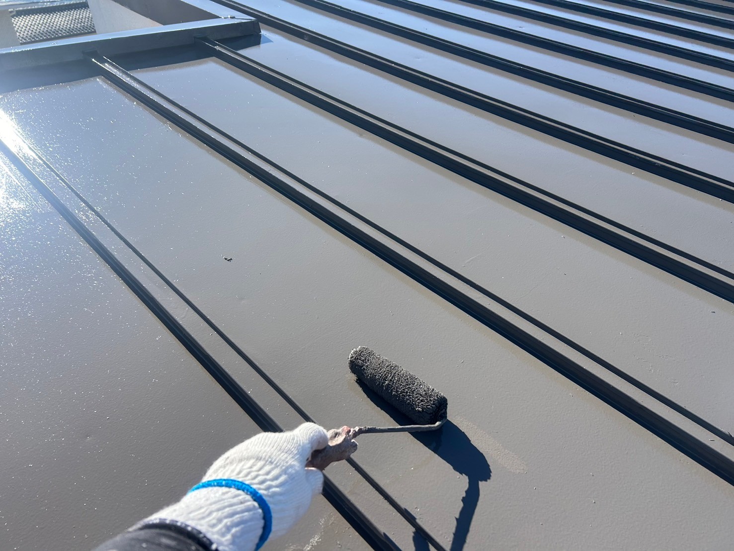 中塗り作業後、上塗りを塗装しています。