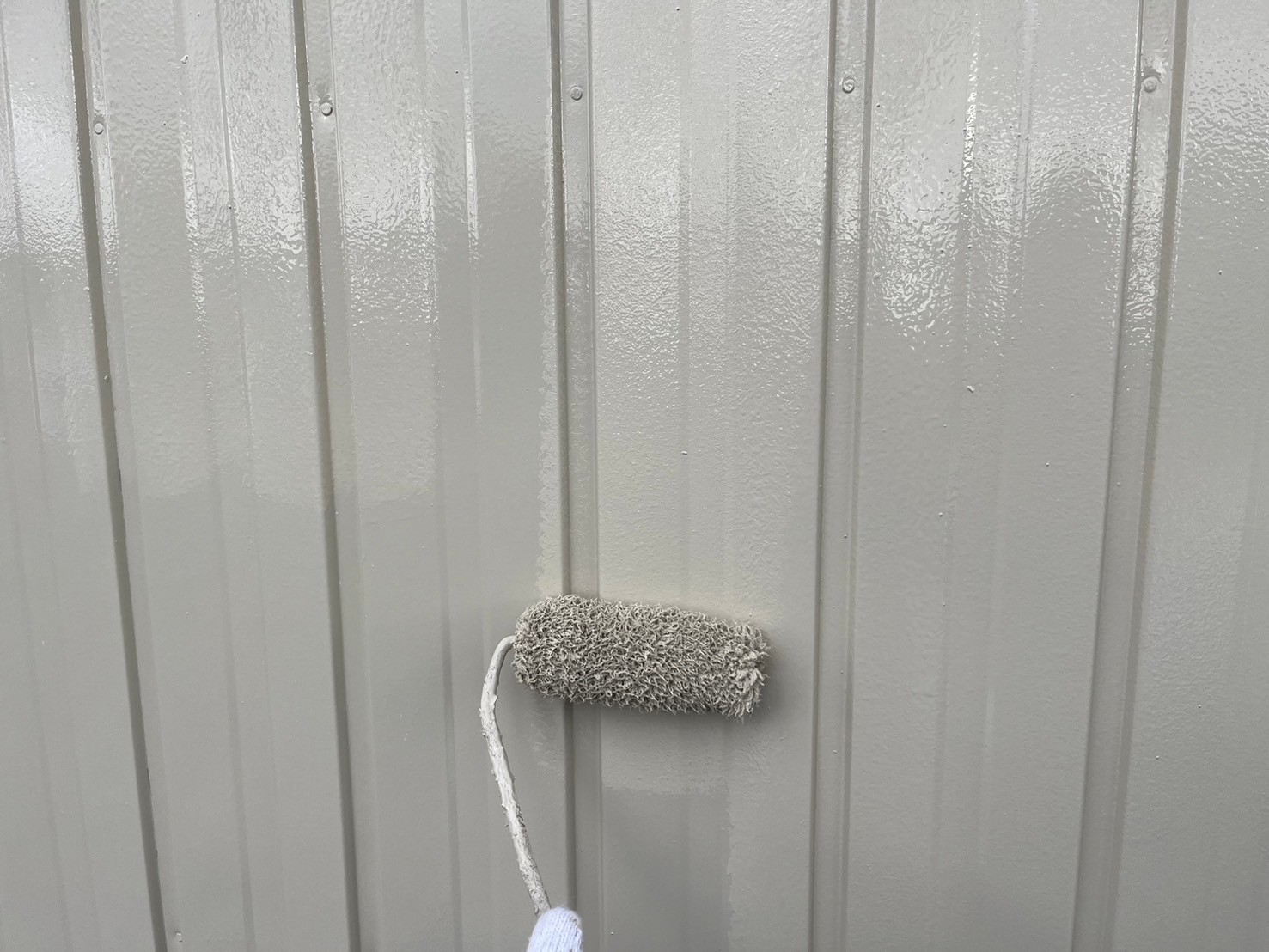 中塗り作業後、上塗りを塗装しています。