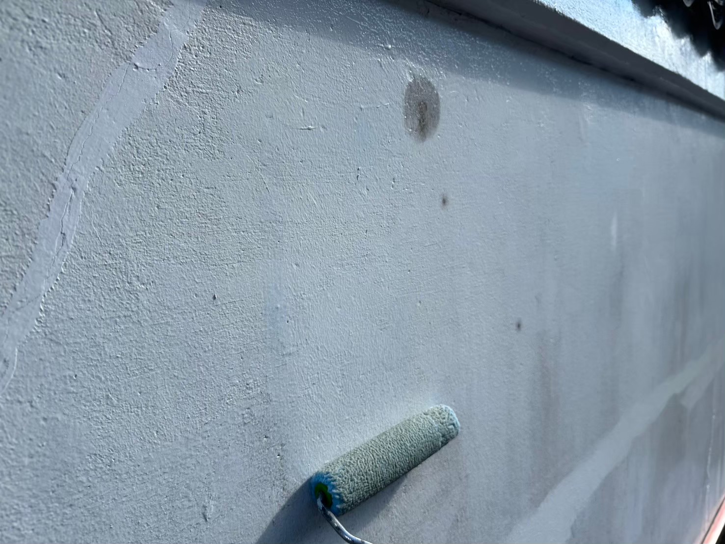 クラック補修後、下塗り(プライマー)を塗っています。