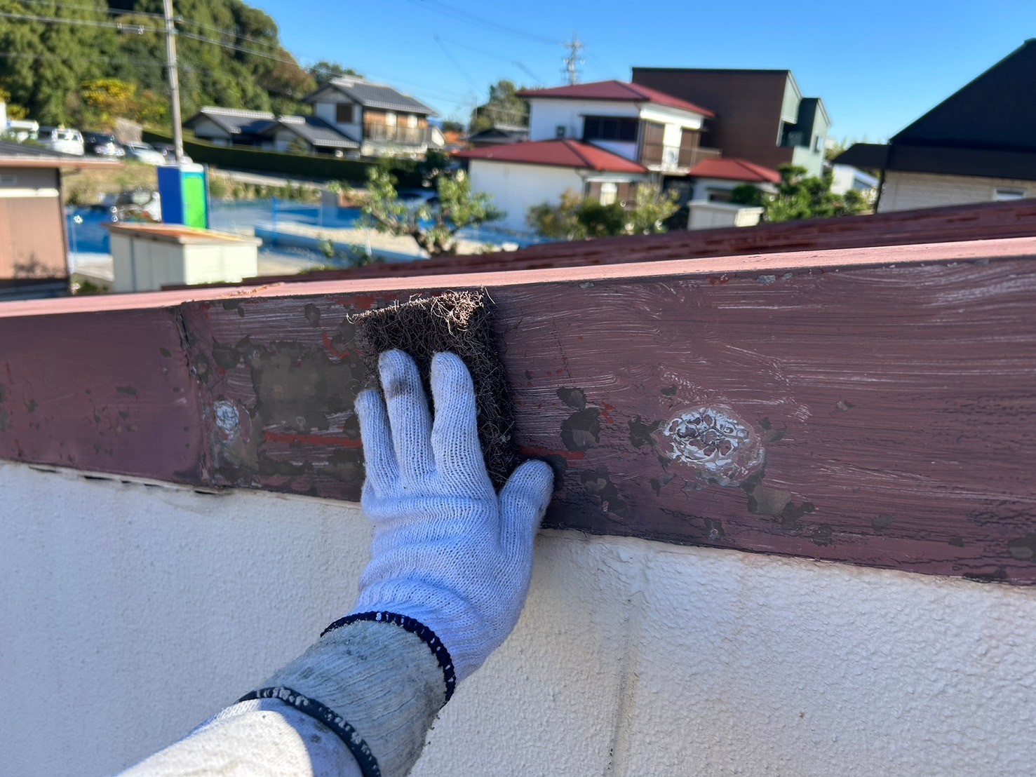 ケレン作業で錆や汚れを落としています。