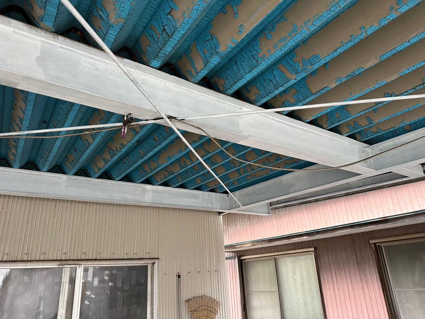 下塗り(サビ止め)の様子になります。