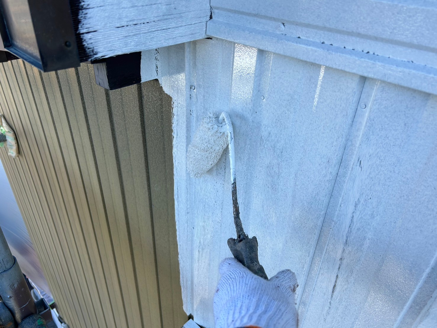 ケレン作業後に下塗り(サビ止め)を行いました。