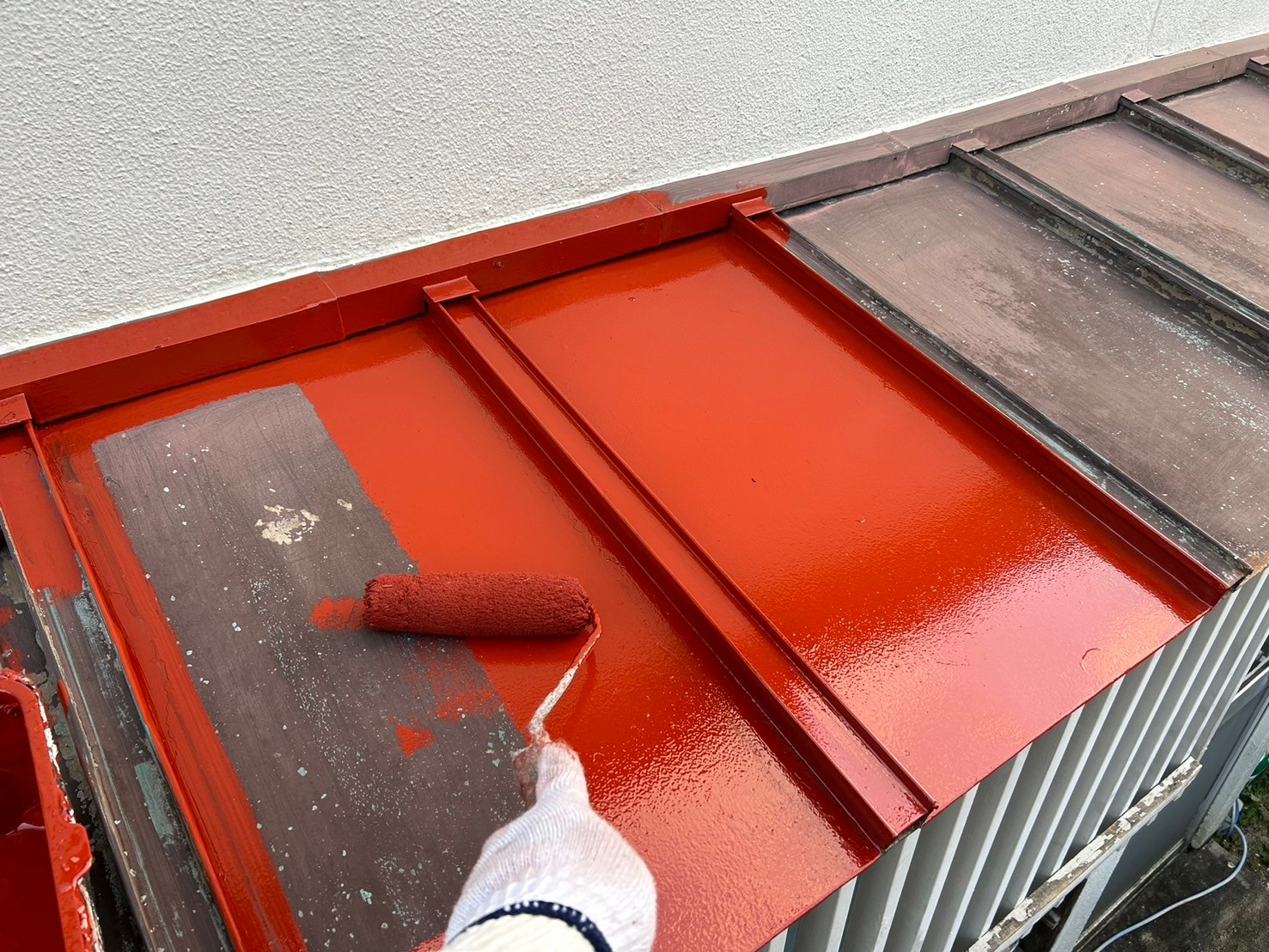 ケレン作業後に下塗り(サビ止め)を行いました。