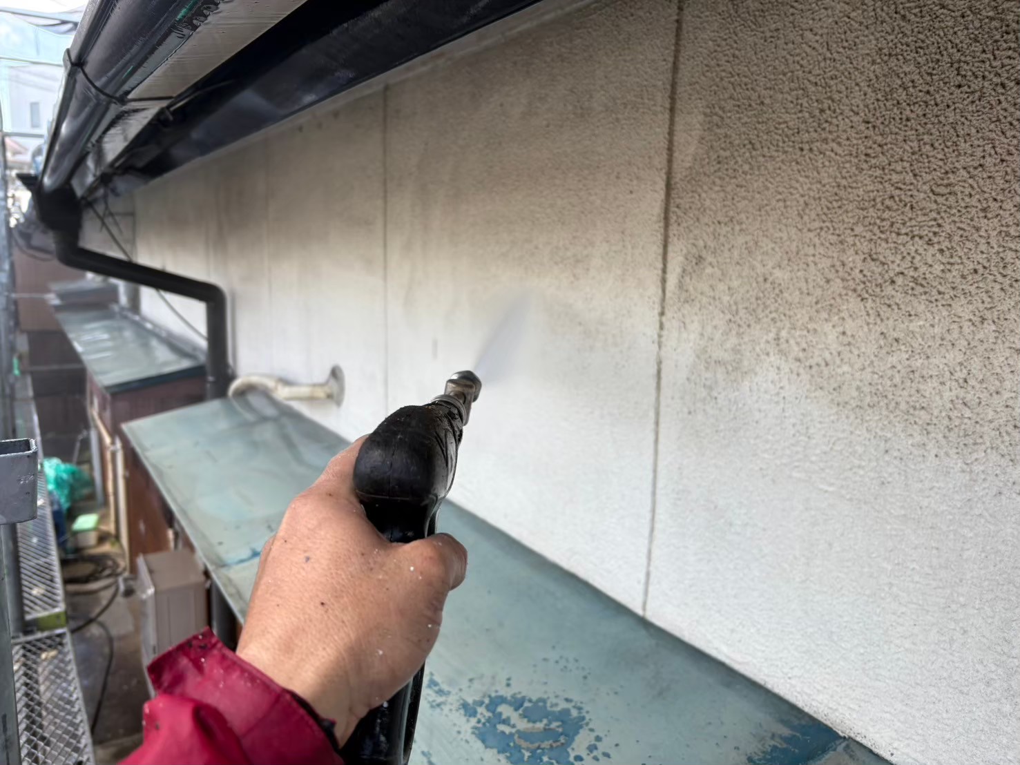 高圧洗浄を行い、塗装前に汚れやコケなどを落としています。