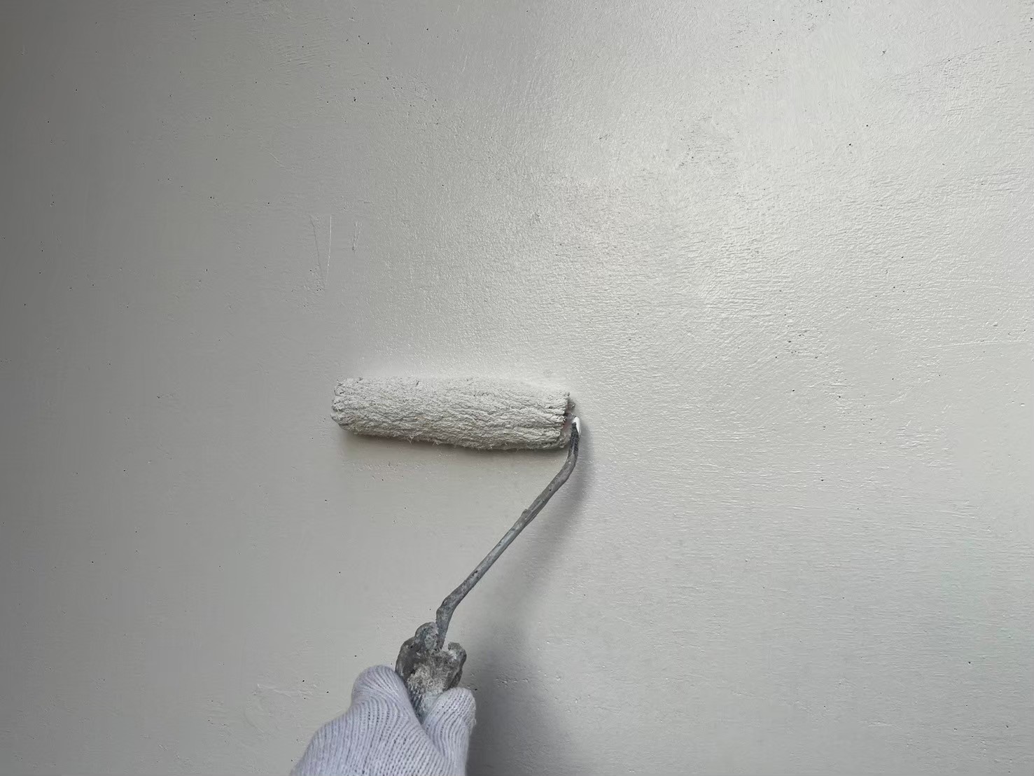 中塗り後、上塗りをしています。