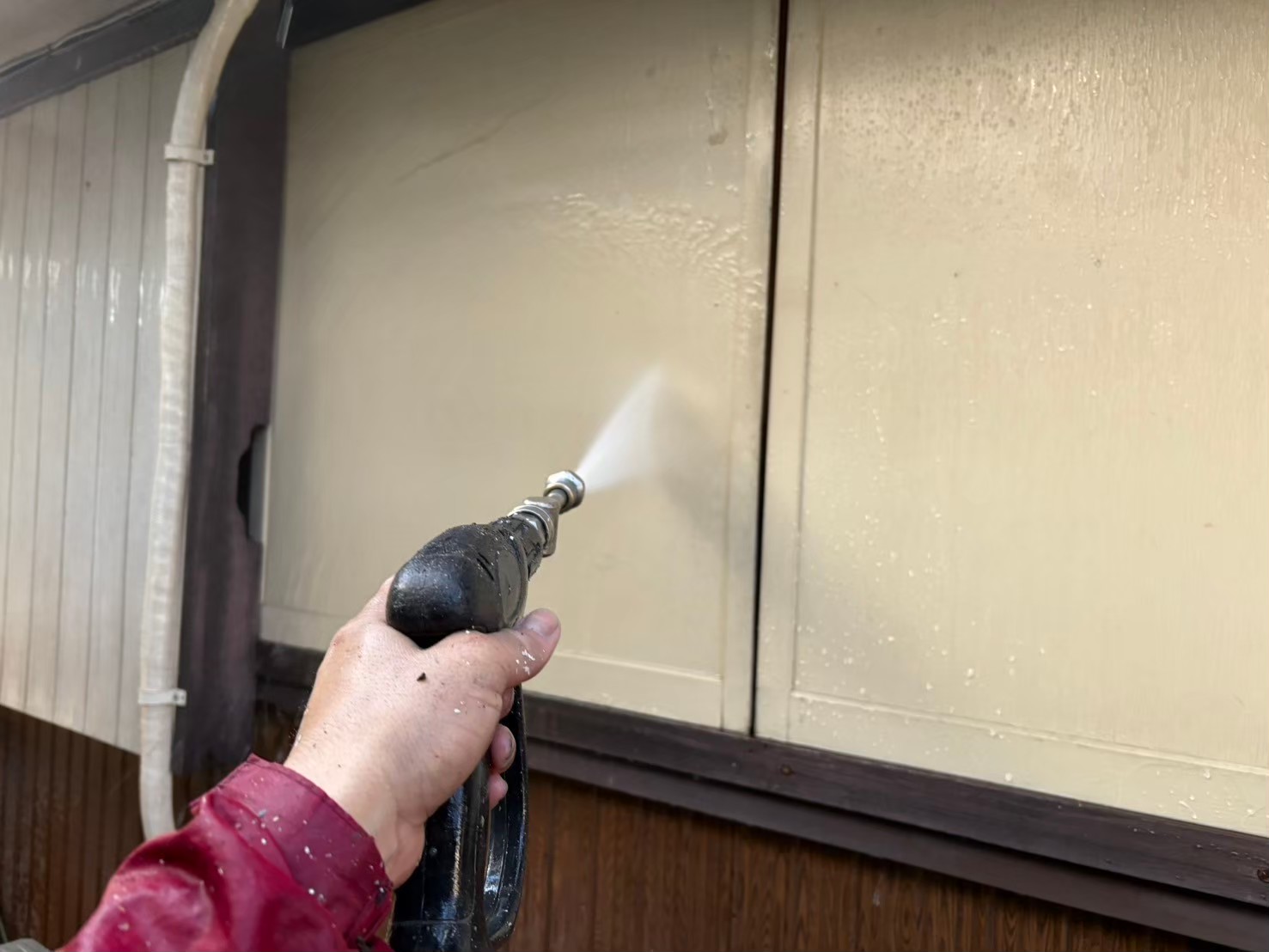 高圧洗浄を行い、塗装前に汚れやコケなどを落としています。