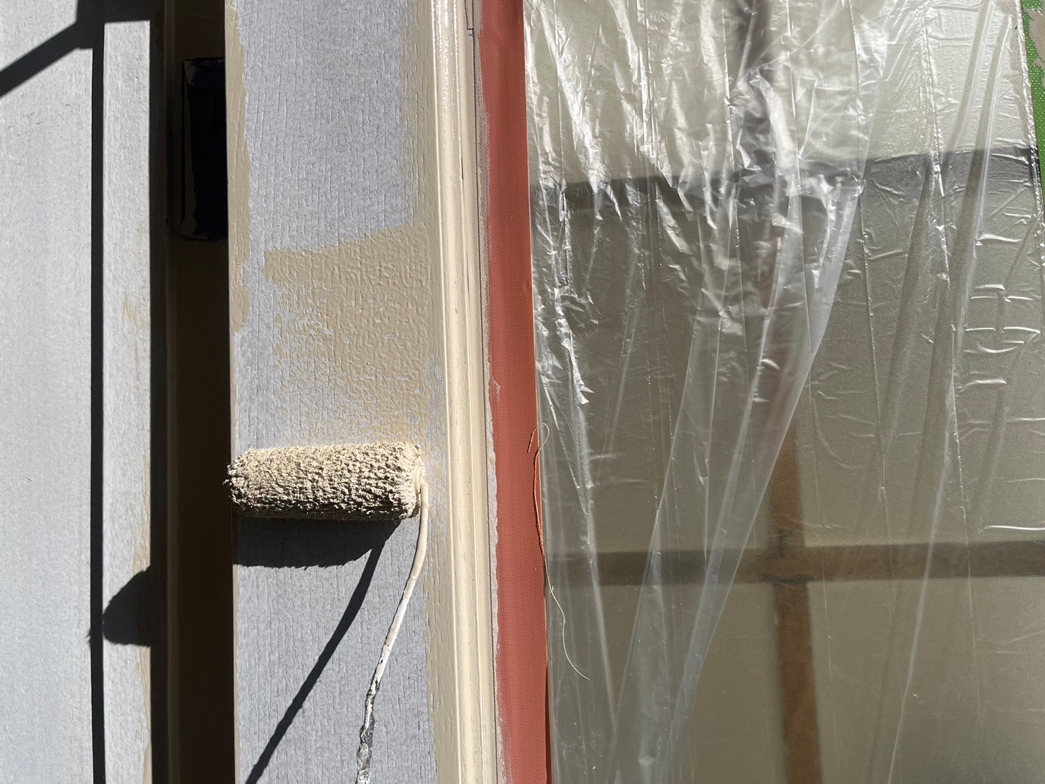 下塗り作業後、中塗りを塗装しています。