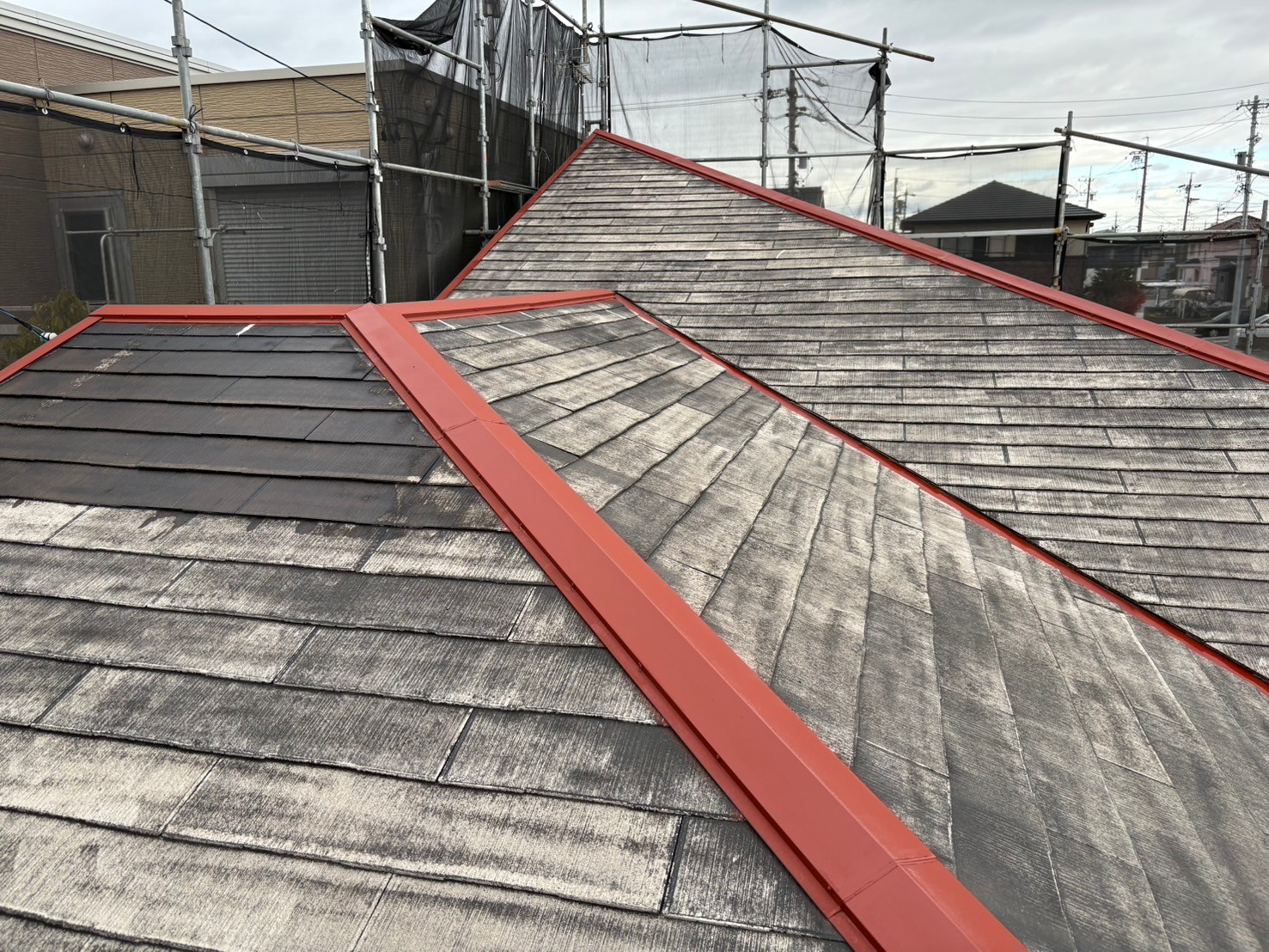 ケレン作業後に下塗り(サビ止め)を行いました。