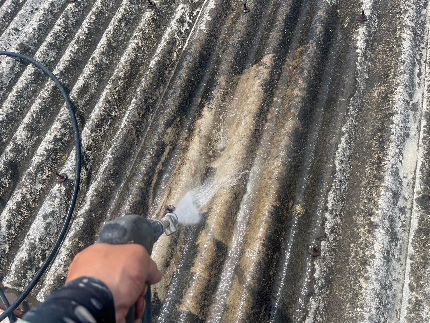 高圧洗浄の様子になります。