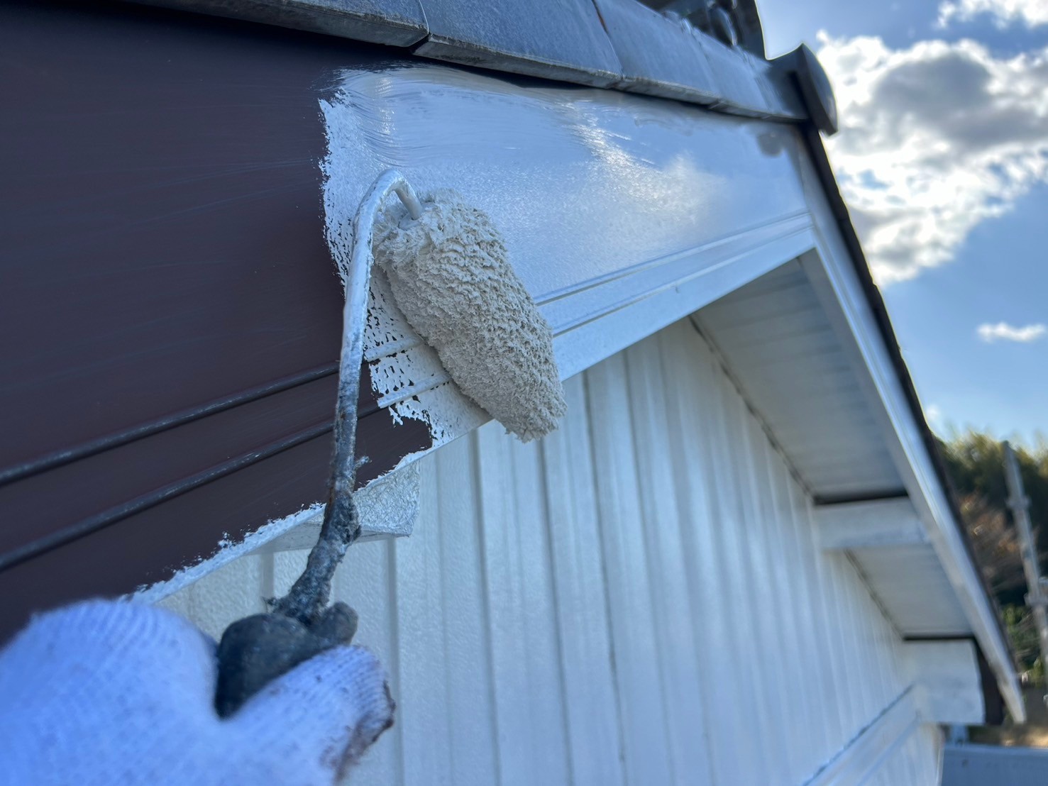 ケレン作業後に下塗り(サビ止め)を行いました。