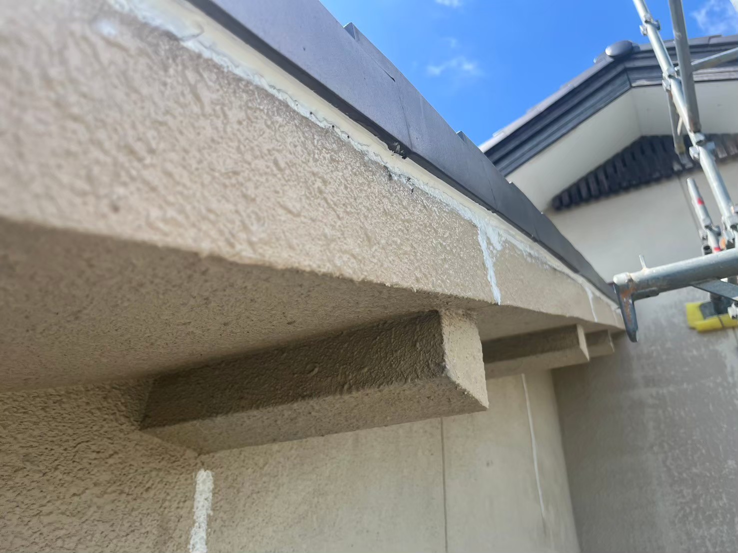 下塗り(プライマー)を塗布後シーリングを行いました。